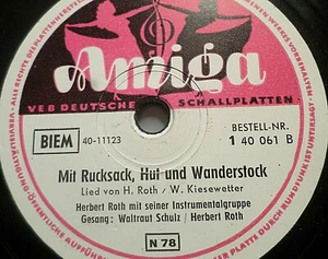 "HERBERT ROTH & WALTRAUT SCHULZ ""Con mochila, sombrero y bastón de senderismo / Wanderlust" - Imagen 1 de 2