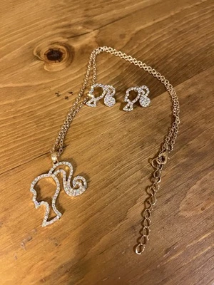 Conjunto de joyas collar y pendientes de diamantes de imitación iridiscentes Barbie silueta Foto 1 de 4
