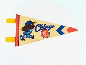 1970s Chicago Cubs Mini felt Pennant with cub batting - Picture 1 of 3