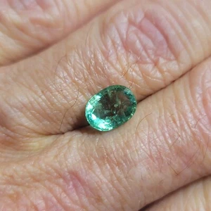 Handgeschnittenes LABOR ZERTIFIZIERT 2,02ct brasilianischer Pistaziensmaragd facettierter Edelstein; oval - Bild 1 von 8