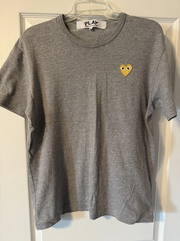 Camiseta Comme de Garcons Play Gris Corazón Dorado Talla Grande Foto 1 de 1