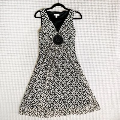 Vestido London Times negro blanco flor medallón Foto 1 de 4