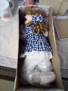 "Colección Cathay: *Maren* Muñeca de porcelana de 14" (con manta) - *¡Muy bonita!* *Usado* - Imagen 1 de 3