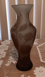 10" CAMEO GLASS VASE Art Glass Purple Amethyst Cameo - Roses - signed - Picture 1 of 7
