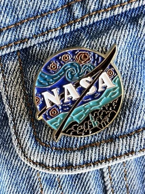 NASA x Vincent Van Gogh Gold Plated Enamel Pin - Excellent Condition - Imagem 1 de 3