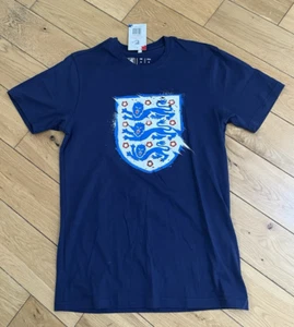 BNWT OFFICIAL ENGLAND FOOTBALL MERCHANDISE ICONIC SPLATTER LOGO T-SHIRT SMALL - Picture 1 of 4