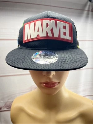 Gorra de bola ajustable con cierre a presión Marvel Super Heroes negra delantera héroes en la parte posterior Foto 1 de 4