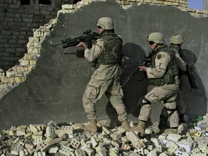 US Soldiers in Iraq War Military in Sāmarrā with Guns Picture Photo Poster Print - Picture 1 of 1