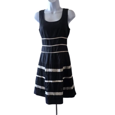 Vestido Morie 41 Hawthorn para mujer negro a rayas XS calce y acampanado cócteles de vacaciones Foto 1 de 4