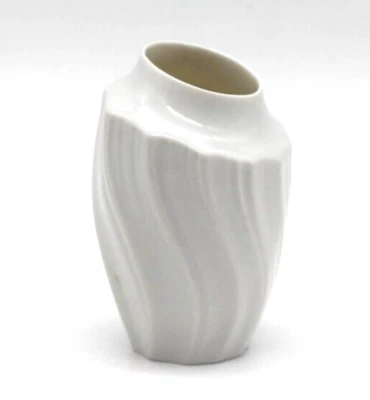 kleine weiße Vase dünnes Porzellan Hutschenreuther gedreht schräg geschnitten - Bild 1 von 4