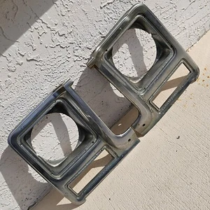 OEM 1979-1980 GMC Chevrolet Truck Blazer Suburban LH & RH Headlight Bezel Set - Bild 1 von 9