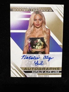 Natalie Alyn Lind 2022 Upper Deck Goodwin Champions Autografo A-NA - Foto 1 di 2