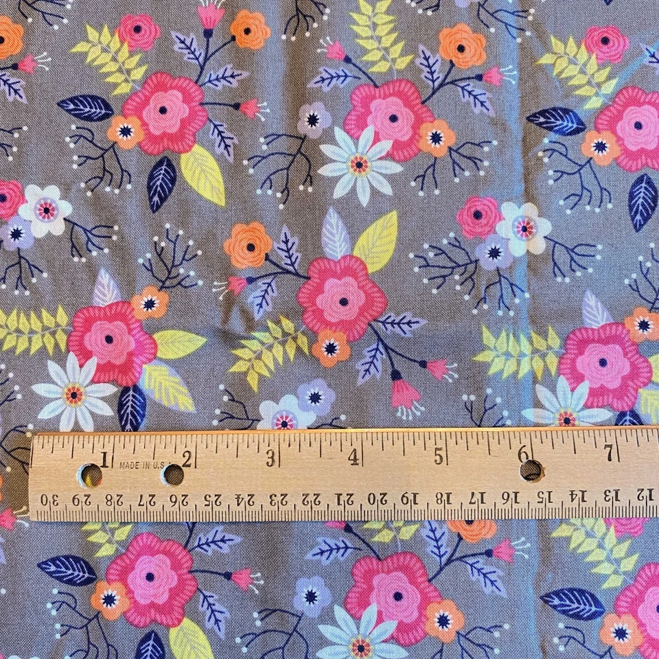 Tela floral dispersa de novedad de algodón gris acolchado 1,3 años Foto 1 de 4