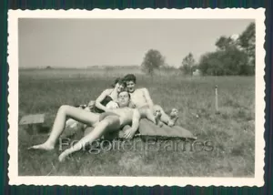 Foto halb nackte Männer in Badehose Dreieck SWIMSUIT BULGE GAY INT Photo - Bild 1 von 1