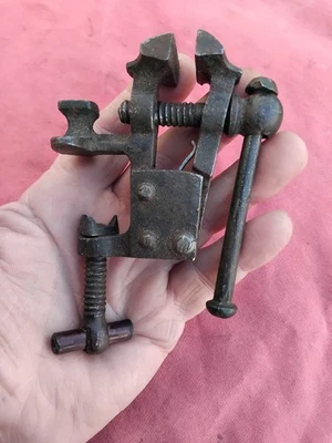 OUTIL ANCIEN PETIT  ÉTAU DE SERRAGE de bijoutier  ÉTABLI OU TABLE - Photo 1/4