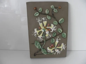 Placa de pared Wall Plate placa de arcilla con flores de colores colocadas Suecia - Imagen 1 de 5
