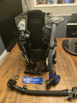 Oceanic Explorer con inflador seguro segundo. Foto 1 de 4