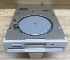 Floppy Disk Drive Newtronics Mitsumi D359T5 - 3.5” 1.44 MB IDE FDD Vintage - Afbeelding 1 van 9