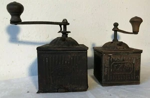 Due vecchi macinini in metallo - arredamento cucina - Foto 1 di 9