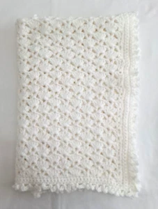 Handgefertigte gehäkelte Babydecke geschlechtsneutral weiß 36”x 34” Fächermuster Neu ohne Etikett - Bild 1 von 8