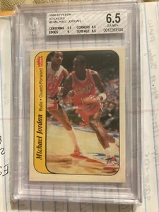Michael Jordan 1986-87 Fleer Sticker RC BGS 6,5 mit 9 Kanten /8,5 Ecken & Oberfläche - Bild 1 von 2
