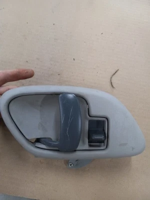 Camioneta Chevy GMC 1995-99 LH lado del conductor manija de puerta interior con bisel OEM  Foto 1 de 4
