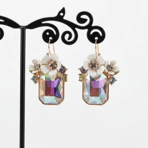 Pendientes colgantes de piedra con racimo de flores Betsey Johnson con racimo de piedras mixtas - Imagen 1 de 5