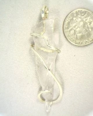 Fragmento de kuncita rosa natural de 31,68 quilates en plata de ley arte alambre colgante envolvente Foto 1 de 4