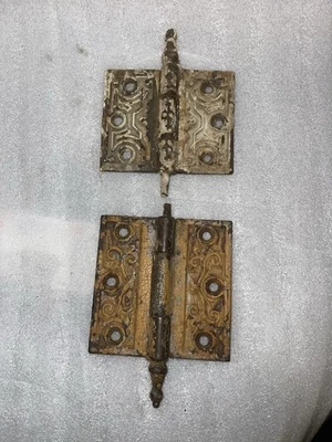 Lote de 2 bisagras de puerta victorianas antiguas de hierro ornamentadas con punta de campanario Foto 1 de 4