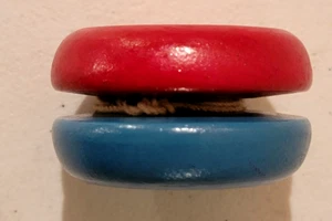 1970s Fli-Back Blue and Red Wooden Yo-Yo 2" x 1" Diameter - Picture 1 of 5