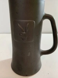Playboy Bunny Logo geprägt Sammlerstück Stein Tasse Becher Vintage 6 3/4 cm groß - Bild 1 von 4