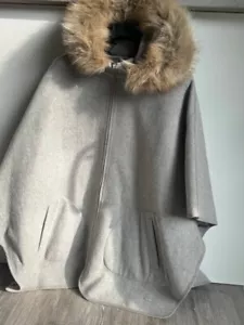 Giacca poncho cappotto lana grigio Joules - cappuccio pelliccia M/L nuovo senza etichette - Foto 1 di 3