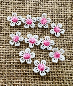 10 x Tiny Pink Daisy Flowers, Sew on Flowers, 15mm Embroidered Appliqués - Picture 1 of 4