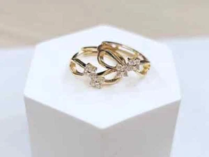 Pendientes de aro Huggies de oro amarillo de 14K con curvas torcidas con piedras de circonita cúbica cierre trasero - Imagen 1 de 9