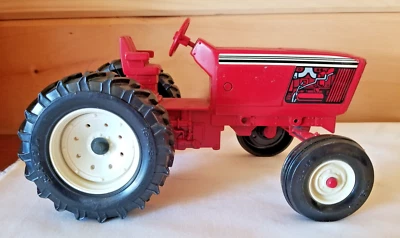 Tractor Ertl STK 415 International rojo troquelado fila dirección de trabajo Foto 1 de 4