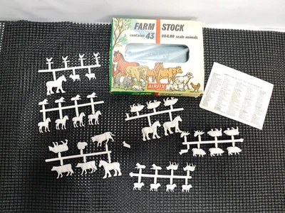 Animales de granja AirFix de colección sin pintar = escala OO/HO = 43 piezas/en árboles Foto 1 de 4