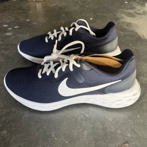 Nike Revolution 6 Midnight Navy Size 9 Mens NEW IN BOX - Picture 1 of 6