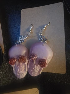 Handmade Resin Pink Skull With Roses For Eyes Halloween / Gothic Earrings - Bild 1 von 1