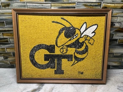 Chaquetas amarillas Georgia Tech GT de colección pintadas con arpillera arte de pared enmarcado hechas en EE. UU. Foto 1 de 4