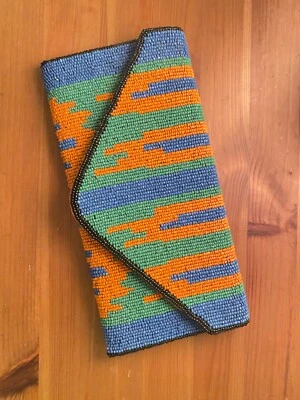 Bolso sin asas Roberta Roller Rabbit para mujer bordado con cuentas solapa azul/naranja  Foto 1 de 4