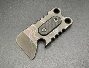 Anso Of Denmark x Triple Aught Design Topo Titanium Minibar con intarsio CF EDC Pry - Foto 1 di 4