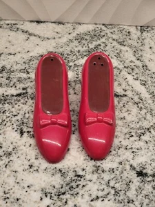 1999 Enesco Wizard of OZ Dorothy Ruby Slippers Salt & Pepper Shakers - Bild 1 von 9