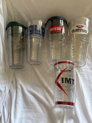 Juego de 5 vasos de acrílico con tapas de viaje Tervis con logotipo único transparente de marca Foto 1 de 4