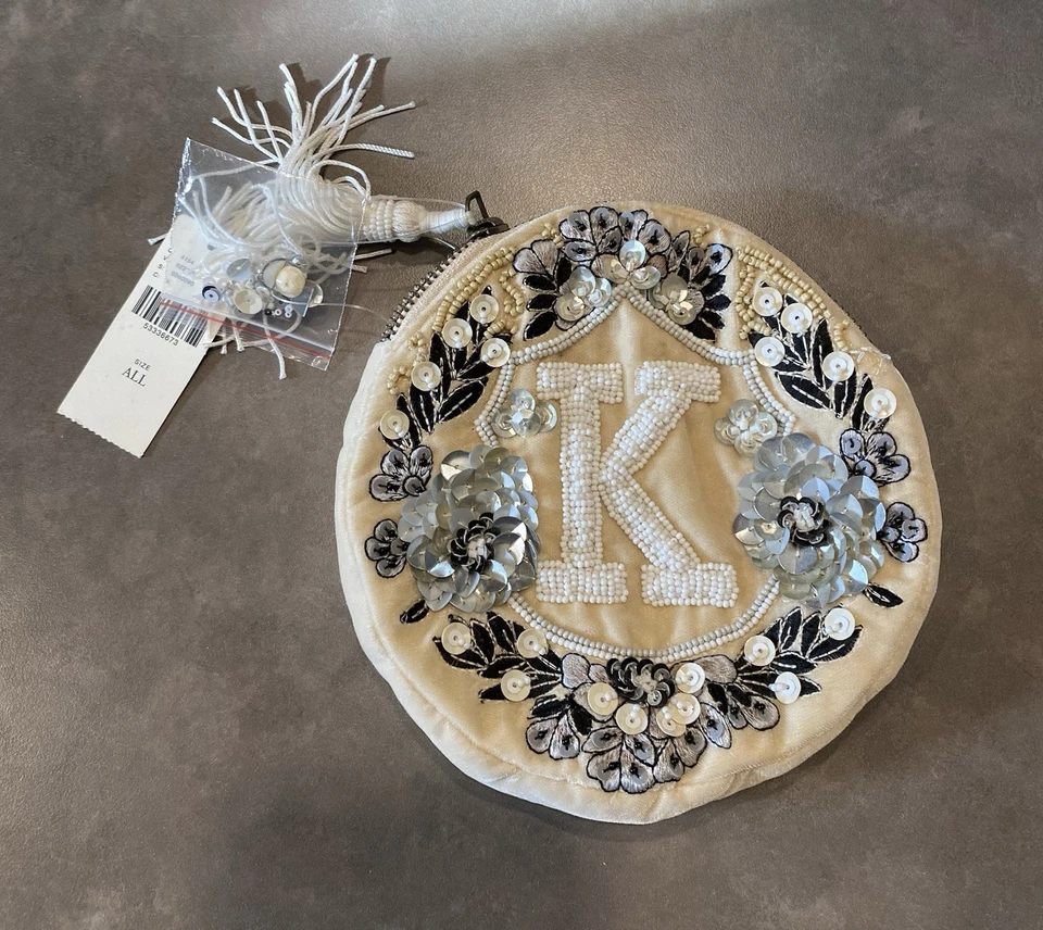 Bolsa Anna Harlow Russo Anthropologie bege com miçangas monograma K - Imagem 1 de 4