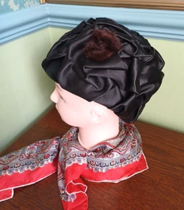 ORIGINAL 60er JAHRE DAMEN HUT SCHWARZ SATIN GERAFFT TURBAN STYLE ~ NERZKNOPF ORIGINAL - Bild 1 von 8