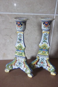ZWEI FRANZÖSISCHE ROUEN FAYENCE KERAMIK 25,5 CM MOSANISCH SIGNIERT FLORAL + BLATT KERZENLEUCHTER - Bild 1 von 18