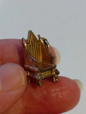 ANTIQUE VINTAGE OLD GOLD TONE ROYAL THRONE CORONATION CHAIR FOB CHARM PENDANT UK - Image 1 of 4