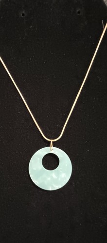 VETEMENTS Collana tono oro 18" con ciondolo cerchio marmorizzato blu