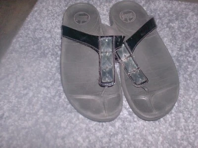 Sandalias de tanga negras para mujer 9 FitFlop Pietra charol con joyas Foto 1 de 2