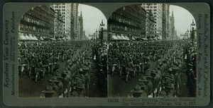 USA Doughboys Marcha en Chicago 4 de agosto 1917 Stereoview Primera Guerra Mundial - Imagen 1 de 1